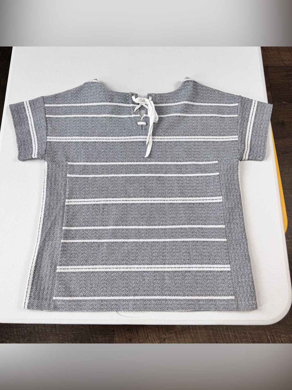Weekends by Chicos Size 1 Top Womens M/8 Gray White Upper Back Tie Short Sleeve - Picture 2 of 8